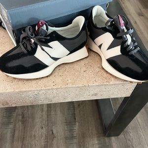 New, New Balance 327 size 7 black sneakers